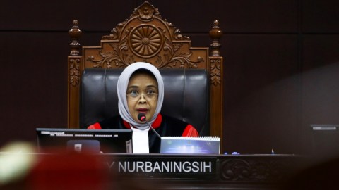 Majelis Hakim MK Enny Nurbaningsih memberikan paparan dalam sidang pendahuluan uji formil Undang-Undang KPK di Gedung MK, Jakarta. Foto:  ANTARA FOTO/Rivan Awal Lingga