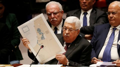 Presiden Palestina Mahmoud Abbas menunjukkan peta Palestina saat pertemuan dengan Dewan Keamanan PBB di New York, Amerika Serikat. Foto: REUTERS / Shannon Stapleton