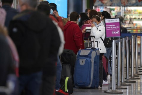 Penumpang menunggu untuk check-in di terminal internasional Tom Bradley di bandara LAX, di Los Angeles, California, Amerika Serikat. Foto: Lucy Nicholson/Reuters