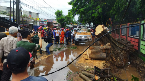 Hujan Angin Landa Depok, 1 Mobil Tertimpa Pohon dan Sejumlah Rumah Rusak (1)