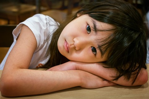 Ilustrasi anak perempuan sedang melamun. Foto: Shutter Stock