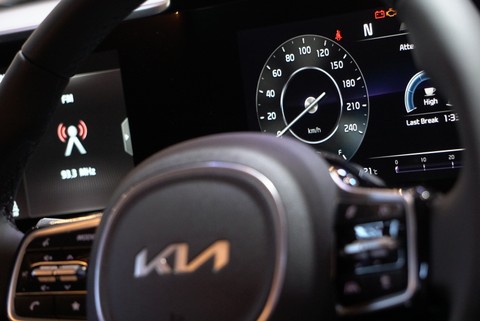 KIA Grand Carnival dipamerkan di GIIAS 2021. Foto: Jamal Ramadhan/kumparan