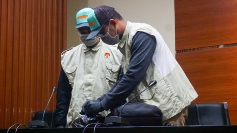 Petugas memperlihatkan barang bukti hasil OTT terkait pengurusan proyek di dinas PU, di Yogyakarta di Gedung KPK, Jakarta, Selasa (20/8). Foto: Irfan Adi Saputra/kumparan