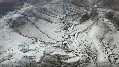 Wilayah Abha, Arab Saudi tertutup salju usai badai musim dingin. Foto: Rashud Al-Harithi/via REUTERS