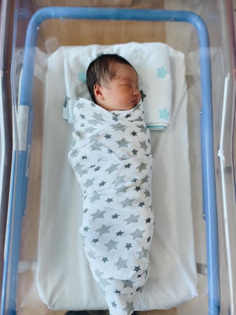 Apakah Bayi Perlu Dibedong Kumparan Com