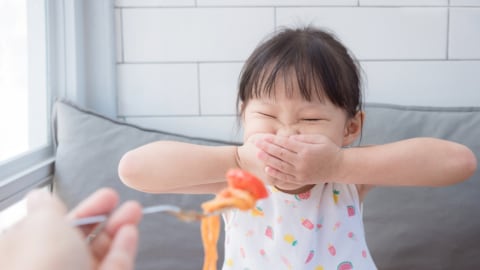 Ilustrasi anak menolak makanan saat bertamu Foto: Shutterstock