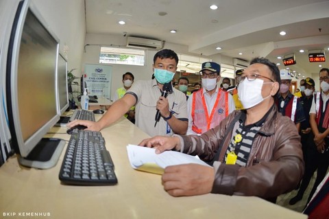 Menteri Perhubungan Budi Karya Sumadi saat meninjau langsung proses pelayanan dokumen Surat Penyerahan Petikemas (SP2) Bea Cukai, serta penerapan layanan Single Truck Identification Data (STID) di Pelabuhan Tanjung Priok, Sabtu (27/11). Foto: Dok. Kemenhub