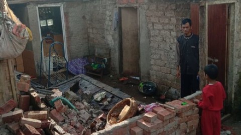 Rumah Warga di Sukabumi Ambruk Diterjang Angin Kencang (1)