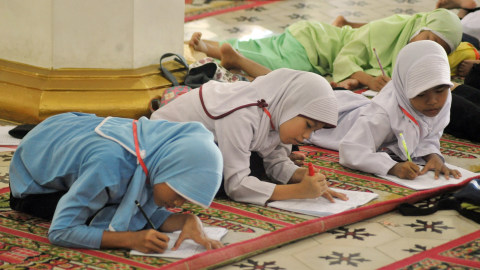 Siswa SD di Pesantren Ramadan. Foto: ANTARA FOTO/Iggoy el Fitra