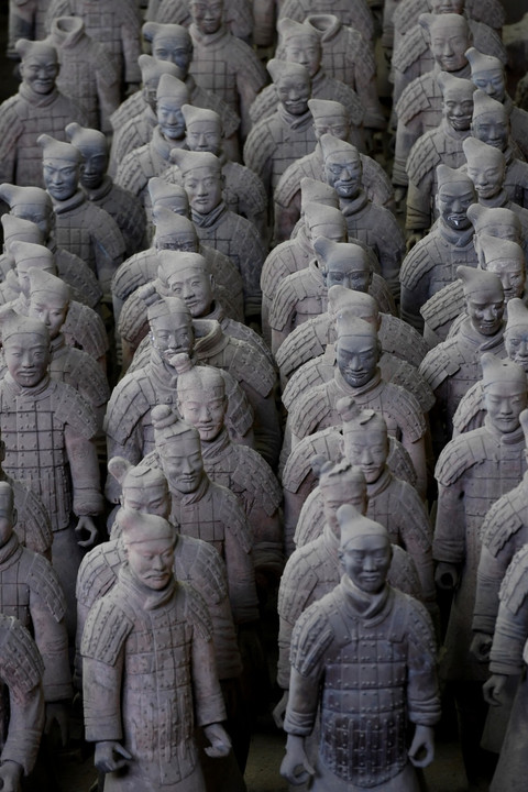 Barisan patung prajurit yang ada di Museum Prajurit Terakota di Xi'an, Shaanxi, China, Jumat (5/7). Foto: ANTARA FOTO/Zabur Karuru