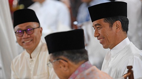 Presiden Jokowi berbincang dengan Wapres Jusuf Kalla dan Ketua MPR Zulkifli Hasan saat buka puasa bersama pimpinan lembaga tinggi negara. Foto: Antara/Wahyu Putro A