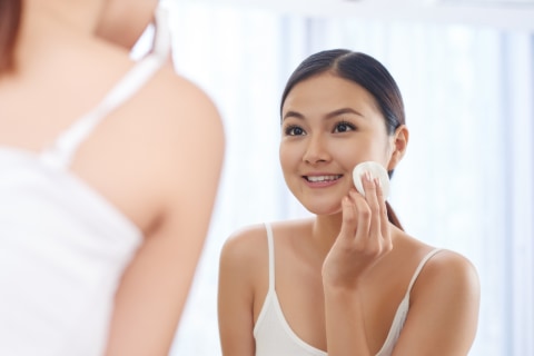 Ilustrasi Perempuan Memakai Toner Pad. Foto: Shutter Stock