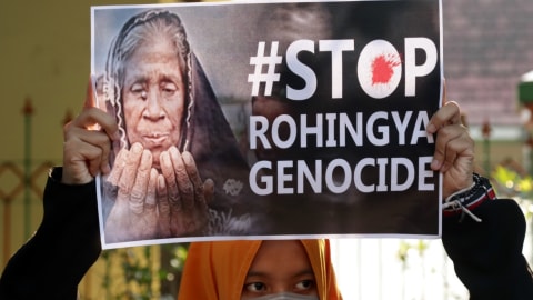 Massa menuntut hentikan represi Rohingya. Foto: Fanny Kusumawardhani/kumparan