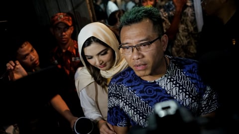 Musisi Anang Hermansyah bersama istrinya Ashanty saat mendatangi kerumah Bunga Citra Lestari di Pejaten Barat, Jakarta, Senin, (24/2/2020). Foto: Dok. Ronny