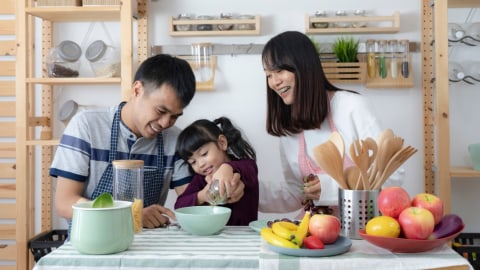 ilustrasi keluarga dengan satu anak memasak bersama Foto: Shutterstock