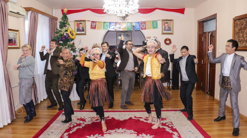 Dubes RI untuk Korea Utara, Berlian Napitupulu, mempromosikan destinasi wisata Indonesia kepada kalangan diplomatik asing dan Ekspat di Korea Utara.  Foto: Dok. KBRI Pyongyang