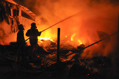 Ilustrasi petugas memadamkan api kebakaran.

 Foto: Fakhri Hermansyah/ANTARA FOTO