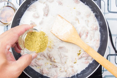 Memasak santan Foto: Shutter Stock