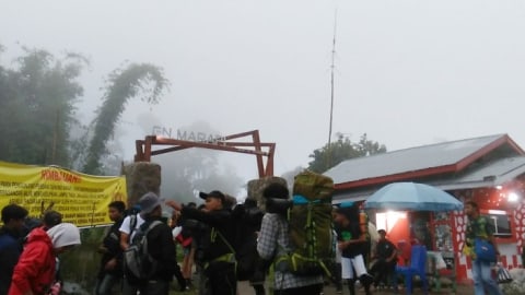 Pendaki yang akan melakukan pendakian ke Gunung Merapi di Sumatera Barat melalui jalur Koto Baru. Foto: Ira Febrianti)/Antara Foto