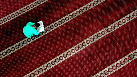 Umat muslim membaca Al Quran di Masjid di Masjid Al Markaz Al Islam, Makassar, Sulawesi Selatan, Rabu (8/5). Foto: Antara/Abriawan Abhe