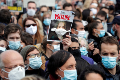 Orang-orang berkumpul di Place de la Republique di Paris, untuk memberi penghormatan kepada Samuel Paty. Foto: Charles Platiau/Reuters