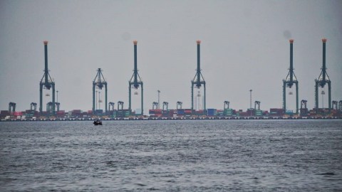 Ilustrasi angkut muat barang di pelabuhan perdagangan. Foto: Jamal Ramadhan/kumparan