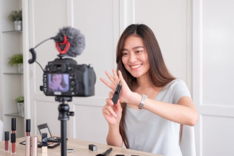 Ilustrasi influencer perempuan. Foto: Shutterstock