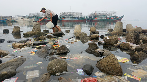 Ilustrasi sampah plastik di laut. Foto: Iqbal Firdaus/kumparan