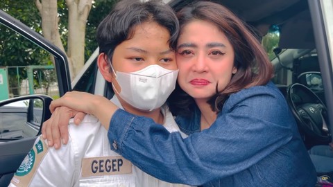 Dewi Perssik saat berpisah sementara dengan Anak Angkatnya. Foto: Sausan Sudarjat