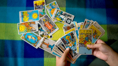 Ilustrasi tebaran kartu tarot. Foto: IRAN-FORTUNES/REUTERS