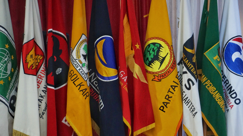 Sejumlah bendera partai saat penyerahan Hasil Perolehan Suara dan Data Pemilih Terakhir Pemilu tahun 2019 di Gedung KPU RI, Jakarta, Rabu (29/9/2021). Foto: Jamal Ramadhan/kumparan