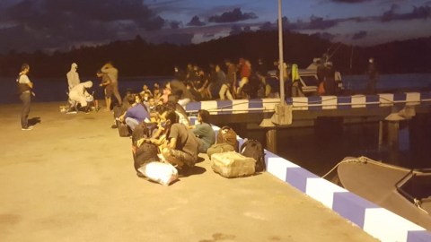 Bakamla saat mengamankan 47 TKI/PMI asal Malaysia di perairan Nongsa, Tanjung Mata Ikan, Batam. Foto: Dok. Bakamla