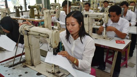Peserta mengikuti pelatihan menjahit 'upper' atau bagian atas alas kaki di Dinas Tenaga Kerja (Disnaker) Kabupaten Madiun, Jawa Timur. Foto: ANTARA FOTO/Siswowidodo