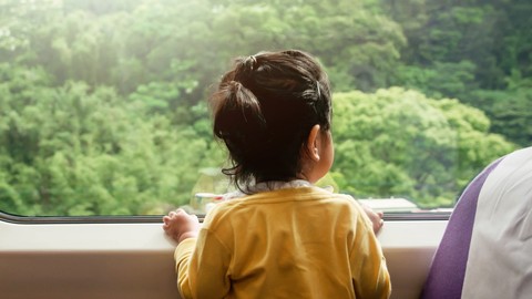 Ilustrasi anak naik kereta. Foto: Shutter Stock