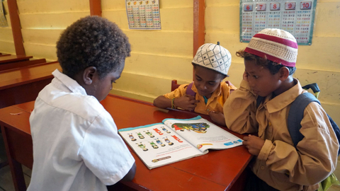 Tiga orang murid tanpa menggunakan masker membaca buku di dalam kelas di SD Al Maarif 1 Kampung Maibo, Kabupaten Sorong, Papua Barat, Sabtu (6/3/2021). Foto: Olha Mulalinda/ANTARA FOTO