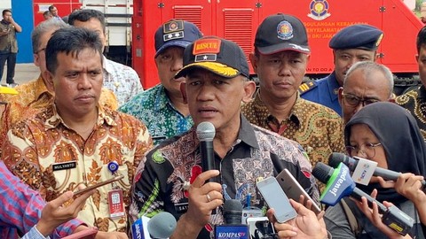 Kepala Dinas Penanggulangan Kebakaran dan Penyelamatan Damkar DKI Satriadi Gunawan (tengah) memberikan keterangan ke media. Foto: Mirsan Simamora/kumparan