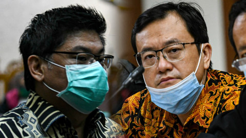 Heru Hidayat dan Benny Tjokrosaputro. Foto: M Risyal Hidayat/ANTARA FOTO