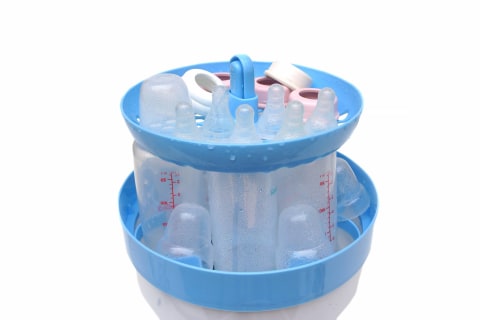 Botol susu bayi diuap.   Foto: Shutter Stock 
