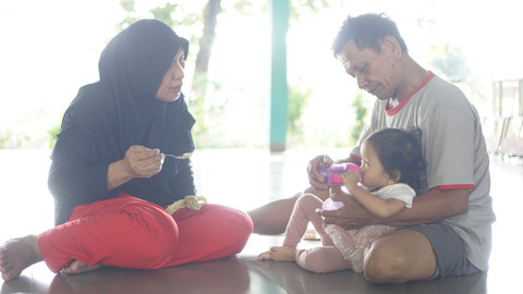 Ilustrasi menyuapi anak Foto: Nugroho Sejati/kumparan