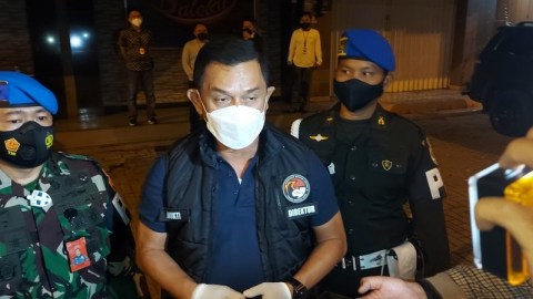 Direktur Narkoba Polda Metro Jaya Kombes Mukti Juharsa (tengah) memberikan keterangan kepada wartawan usai razia protokol kesehatan di Tangerang Selatan, Jumat (26/3 Foto: Fianda Sjofjan Rassat/ANTARA