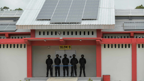 Sejumlah petugas dengan menggunakan sebo, melakukan penjagaan di Blok B Lapas Kelas II-A Karanganyar, Pulau Nusakambangan, Cilacap, Jateng, Kamis (22/8). Foto: ANTARA FOTO/Idhad Zakaria