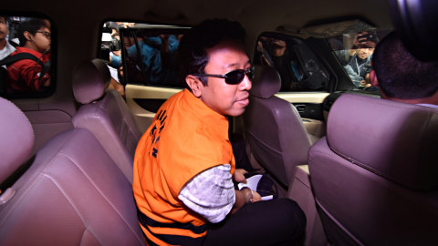 Ketum PPP Romahurmuziy mengenakan rompi tahanan seusai menjalani pemeriksaan di gedung KPK, Jakarta. Foto: Antara/Indrianto Eko Suwarso