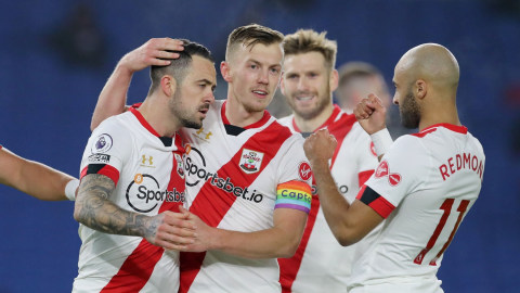Pemain Southampton berselebrasi usai mencetak gol ke gawang Brighton & Hove Albion di Stadion Komunitas American Express, Brighton, Inggris, (7/12). Foto: Pool via REUTERS