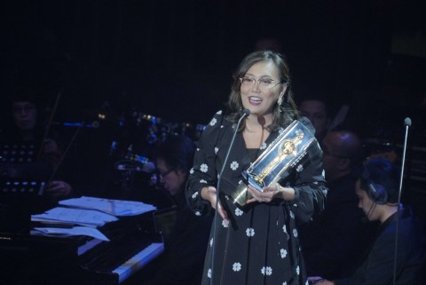 Gina S Noer saat menerima penghargaan sebagai penulis skenario terbaik di FFI 2019, Minggu (8/12). Foto: Helmi Afandi Abdullah/kumparan