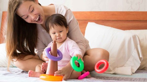 Ilustrasi ibu menemani bayi bermain. Foto: Shutter Stock