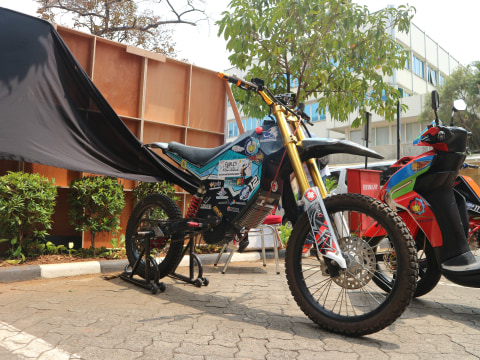 Motor listrik Trail, buat menjelajah jalan belum beraspal di daerah terpencil. Foto: Ghulam Muhammad Nayazri / kumparanOTO