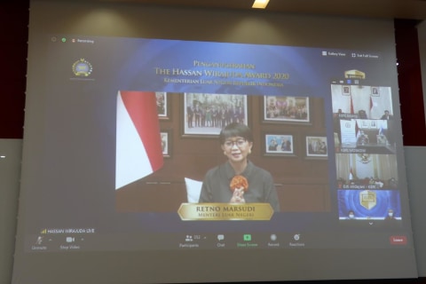 Berjasa Lindungi WNI di China, Dubes Djauhari Terima Penghargaan Hassan Wirajuda (3)