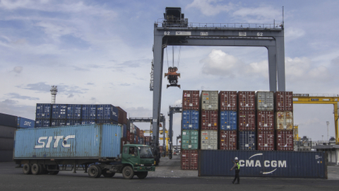 Suasana aktivitas kendaraan peti kemas di Pelabuhan Tanjung Priok. Foto: ANTARA FOTO/Asprilla Dwi Adha