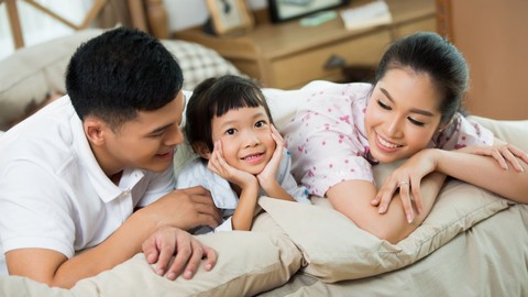Ilustrasi anak bersama ayah dan ibu. Foto: Shutter Stock
