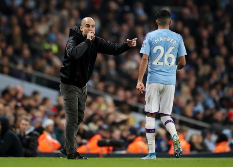 Pep Guardiola memberi instruksi pada Riyad Mahrez. Foto: Action Images via Reuters/Carl Recine